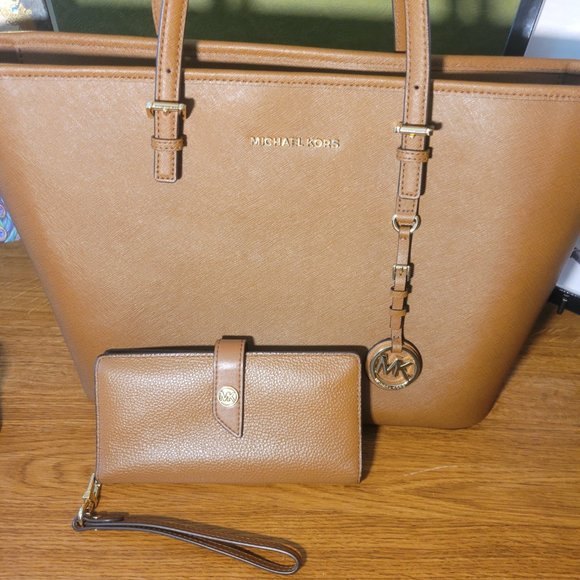 Michael Kors Handbags - Michael Kors Jet Set Travel TZ Tote Leather & Wristlet Wallet
